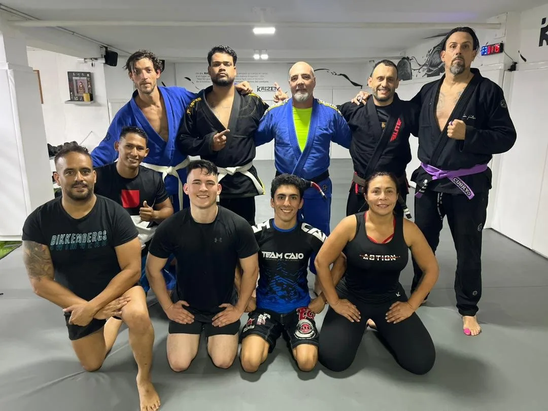 Alumnos y profesores de BJJ-LAB al final de una clase en la Academia Kaizen, Chuao