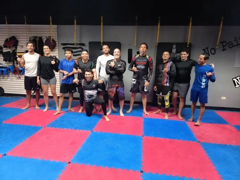 Grupo de alumnos de BJJ-LAB sobre el tatami de Global Fit, Montalbán